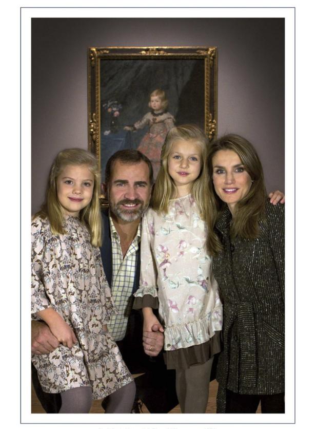 Die spanische Königsfamilie posiert vor einem Gemälde.