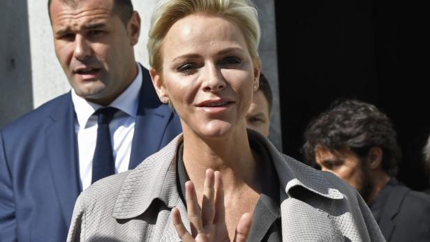 Fürstin Charlène von Monaco winkt in die Kamera.