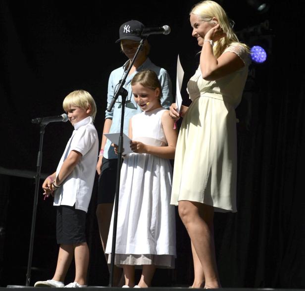 Märtha Louise von Norwegen mit ihren Kindern auf einer Bühne.