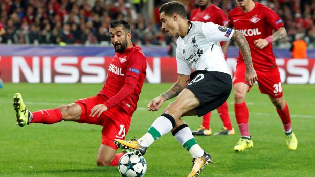 Coutinho (re.) sicherte Liverpool einen Zähler in Moskau.