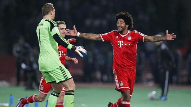 Spieler des FC Bayern München jubeln auf dem Fußballfeld.