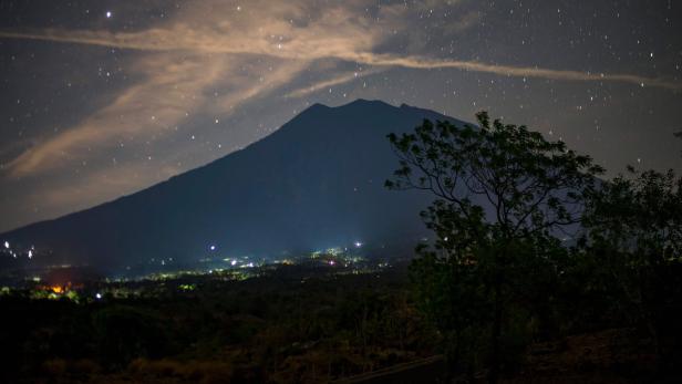 Hundertausend Menschen flüchten vor Vulkan auf Bali