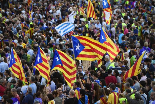 Katalonien: Aktivisten besetzen Wahllokale