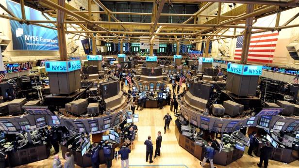 Männerdominiert: die Börsen Blick in den Handelssaal der New York Stock Exchange (NYSE) mit Händlern an ihren Arbeitsplätzen.