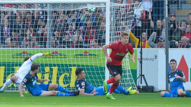 Alle Hoffenheimer liegen, Florian Niederlechner dreht zum Torjubel ab.