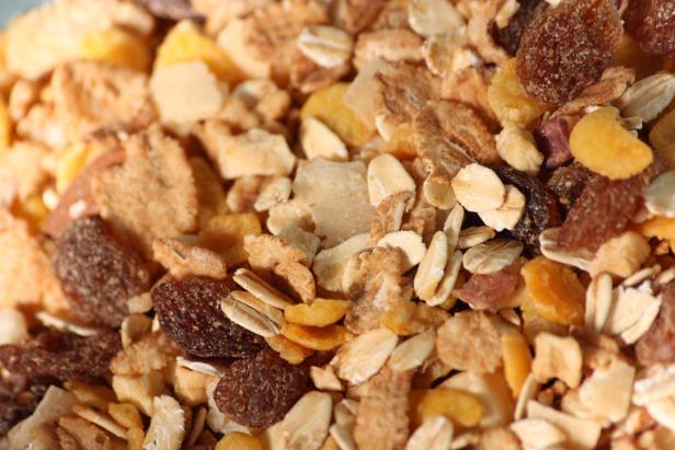Nahaufnahme von Müsli mit Haferflocken, Trockenfrüchten und Getreide.