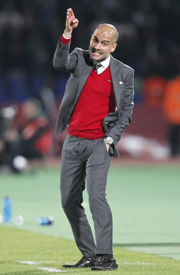 Pep Guardiola gestikuliert während eines Fußballspiels.