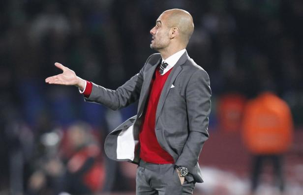 Pep Guardiola gestikuliert während eines Fußballspiels.
