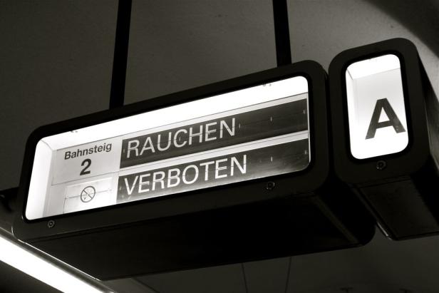 Ein Schild am Bahnsteig 2 weist darauf hin, dass Rauchen verboten ist.