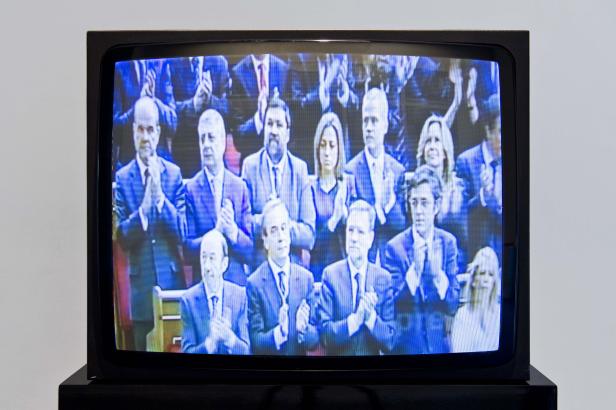 Ein Fernsehbildschirm zeigt eine Menschenmenge, die applaudiert.