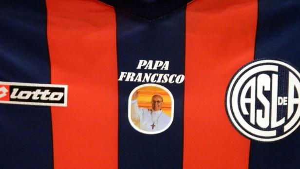 Der Krähen-Papst trägt Blau-Rot