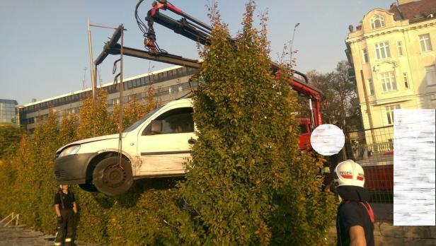Wien: Auto schleuderte bei Unfall auf Gebäudedach