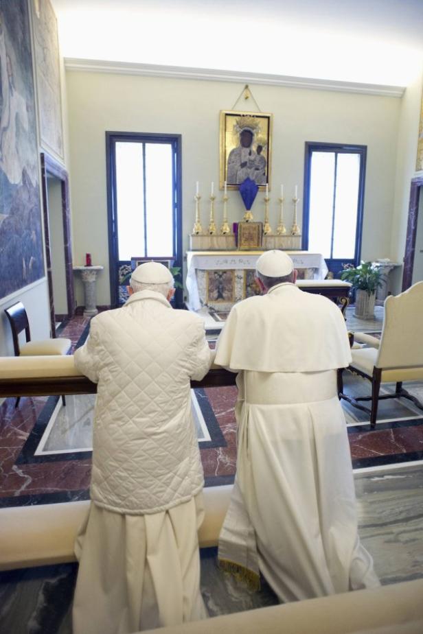 Papst Franziskus trifft seinen Vorgänger