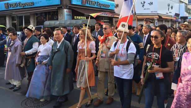 Kulturbotschafter mit Pfeil und Bogen in Südkorea