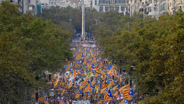 Spanien entmachtet Katalonien: Neuwahlen binnen 6 Monaten