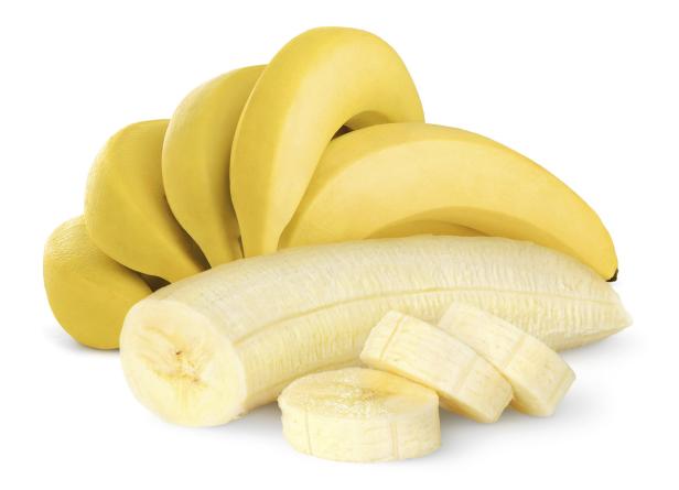 Eine geschälte, aufgeschnittene Banane vor einem Bündel gelber Bananen