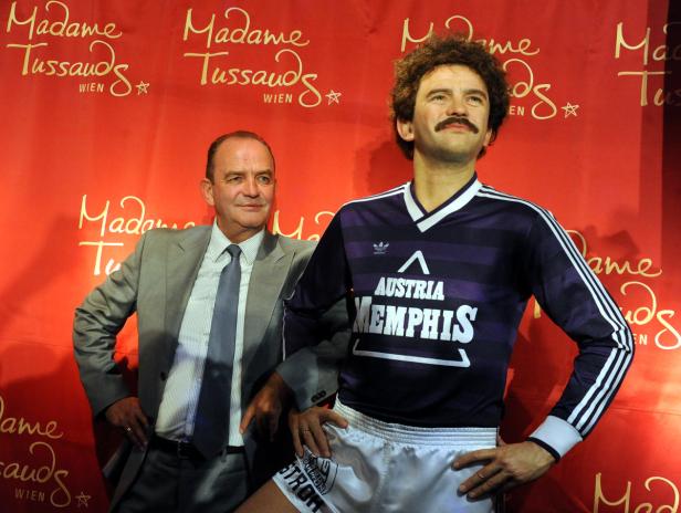 Hans Krankl als Wachsfigur bei Madame Tussauds in Wien mit einem Mann im Anzug.