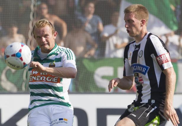 Zwei Fußballspieler während eines Spiels.