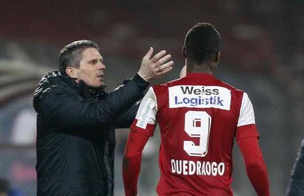 Ein Trainer gestikuliert in Richtung eines Fußballspielers mit der Nummer 9 und dem Namen Ouedraogo.