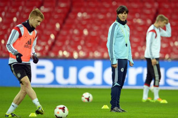 Joachim Löw beobachtet das Training der deutschen Nationalmannschaft.