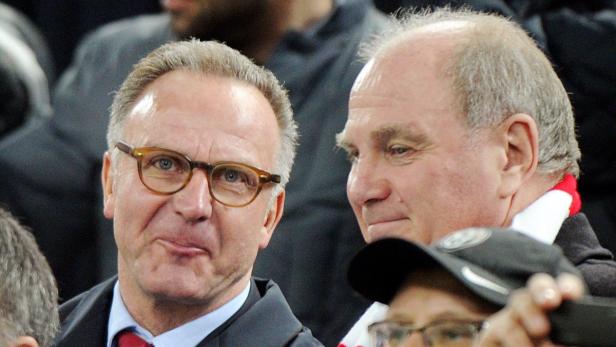 Uli Hoeneß und Karl-Heinz Rummenigge sitzen auf der Tribüne.