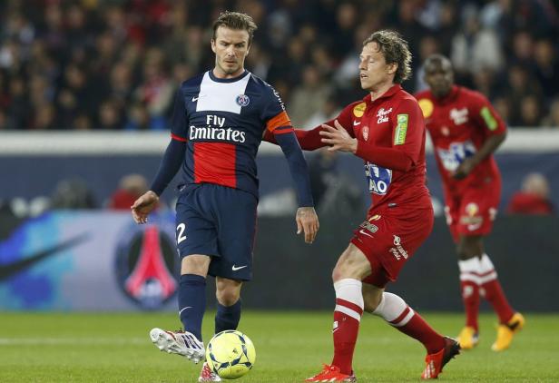 David Beckham spielt Fußball in einem Trikot von Paris Saint-Germain.