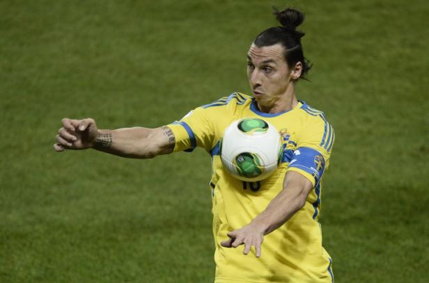 Zlatan Ibrahimović nimmt einen Fußball mit der Brust an.