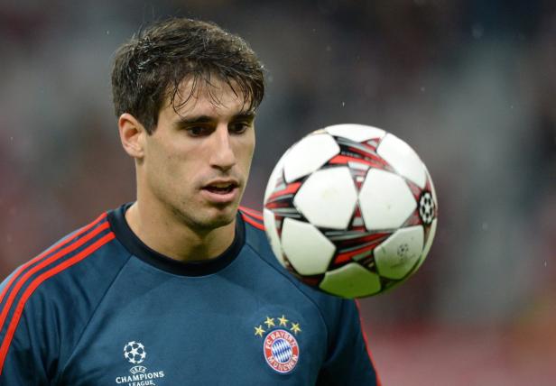 Ein Fußballspieler des FC Bayern München mit einem Fußball.