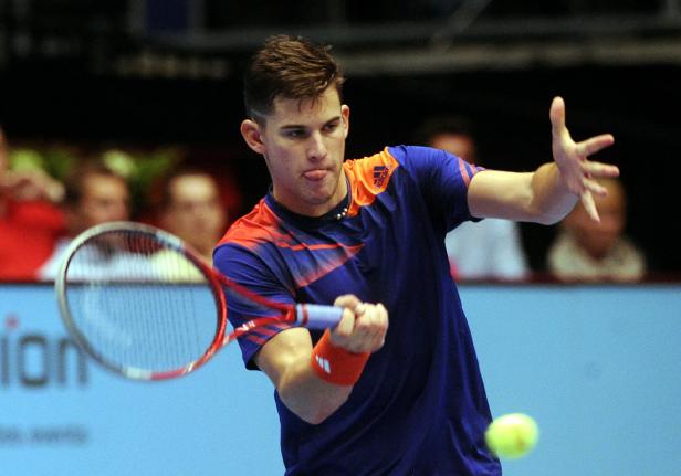 Dominic Thiem beim Aufschlag während eines Tennisspiels.