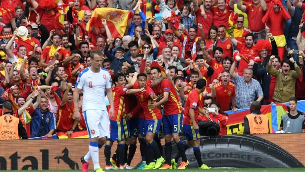 Spanien müht sich zum Auftakt-Sieg