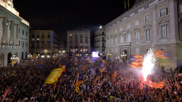Katalonien erklärt Unabhängigkeit: Madrid setzt Regionalregierung ab
