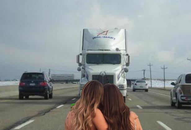 Zwei Frauen stehen auf einer Autobahn vor einem Walmart-LKW.