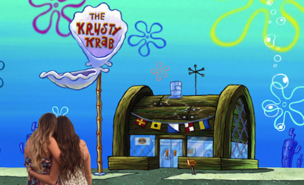 Zwei Frauen stehen vor der Krossen Krabbe aus der Zeichentrickserie „SpongeBob Schwammkopf“.