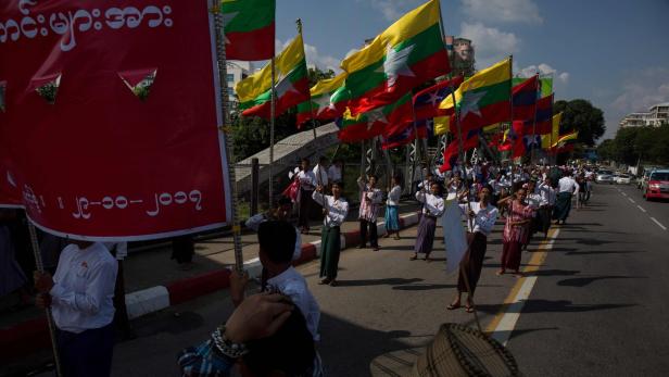 Myanmar: Tausende Unterstützer des Militärs demonstrieren