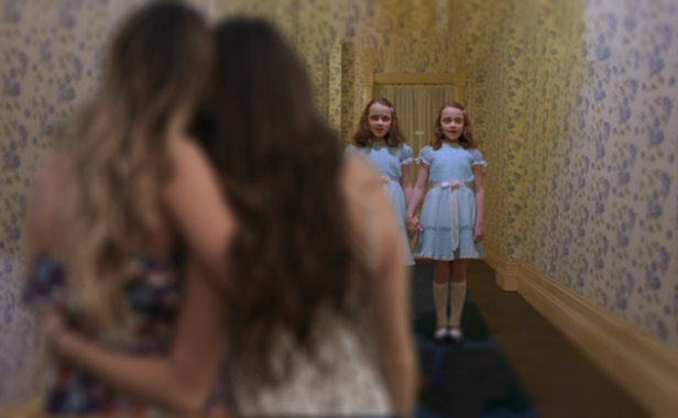 Zwei Mädchen, die sich an den Händen halten, stehen in einem Flur, eine Szene aus dem Film „The Shining“ andeutend.