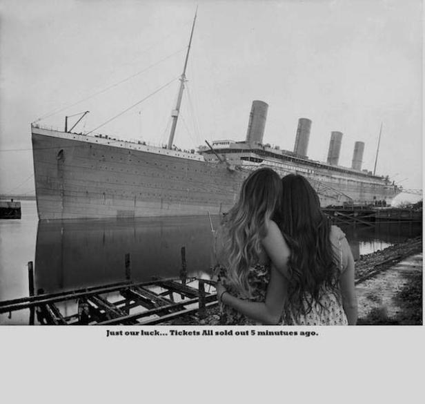 Zwei Frauen umarmen sich vor dem Ozeandampfer Titanic.