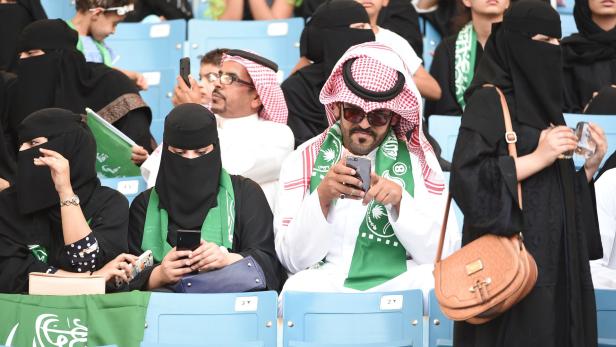 Saudi-Arabien: Frauen dürfen in drei Sportstadien - aber nicht allein