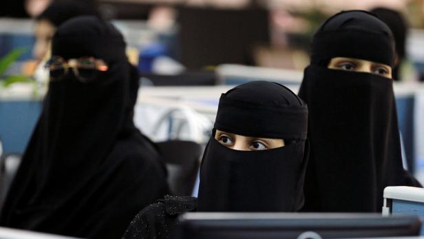 Saudi-Arabien: Frauen dürfen in drei Sportstadien - aber nicht allein