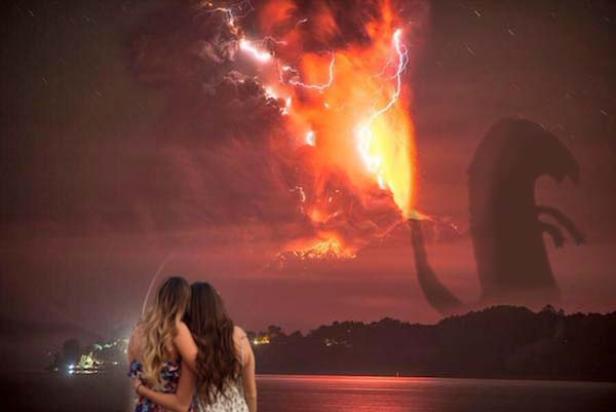 Zwei Frauen beobachten einen Vulkanausbruch mit Blitzen und eine Godzilla-Silhouette.