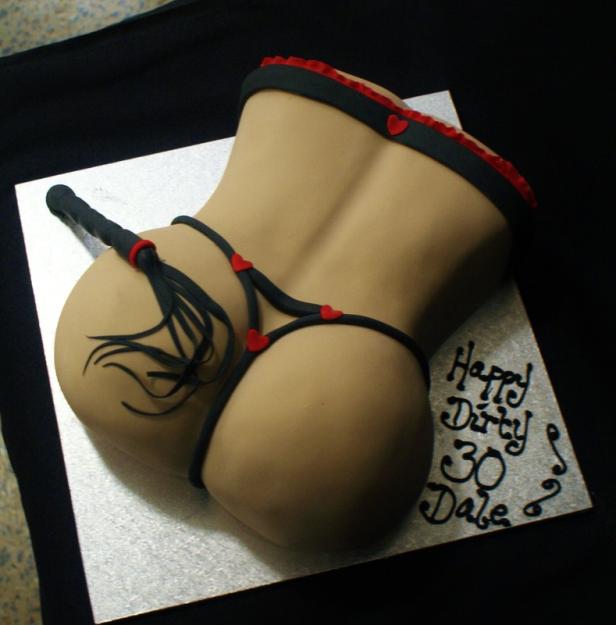 Ein Kuchen in Form eines Frauenkörpers mit Dessous und einer Peitsche, beschriftet mit „Happy Dirty 30 Dale“.
