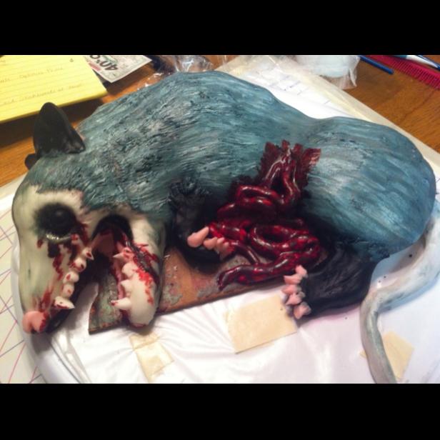 Ein possierlicher Kuchen in Form eines toten Opossums mit herausquellenden Innereien.