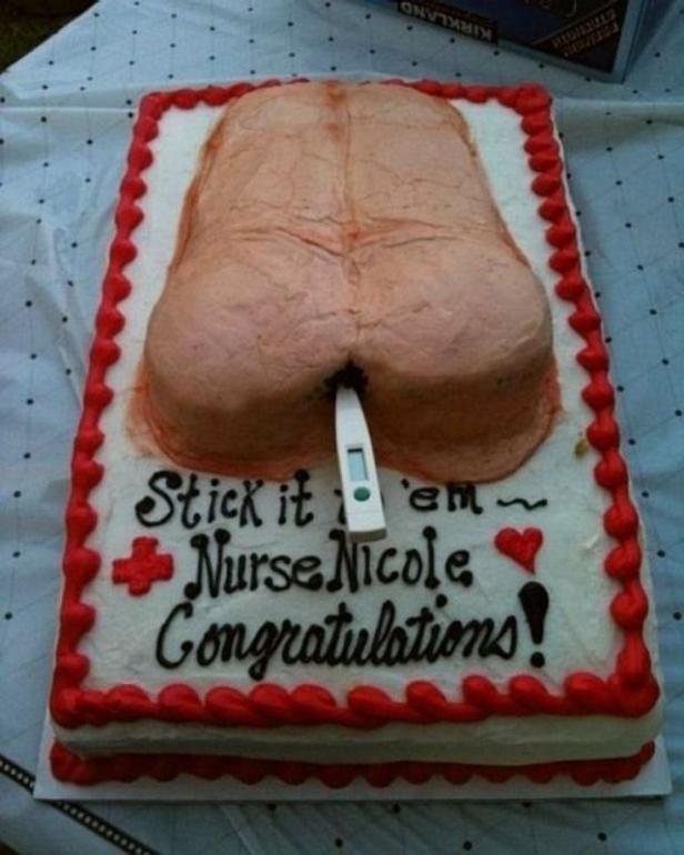 Ein Kuchen in Form eines Hinterteils mit einem Thermometer und der Aufschrift „Stick it 'em Nurse Nicole Congratulations!“.