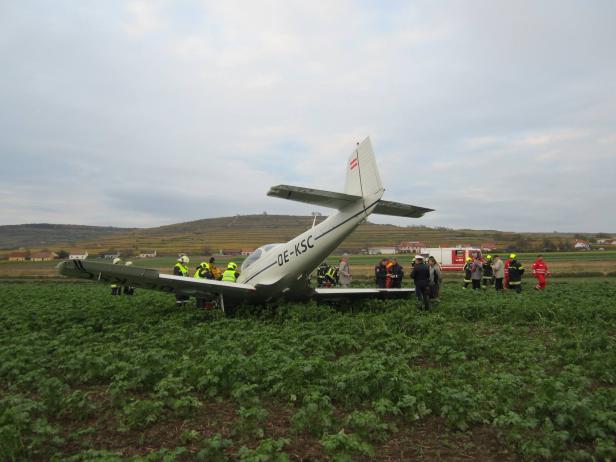 NÖ: Kleinflugzeug musste in Acker notlanden