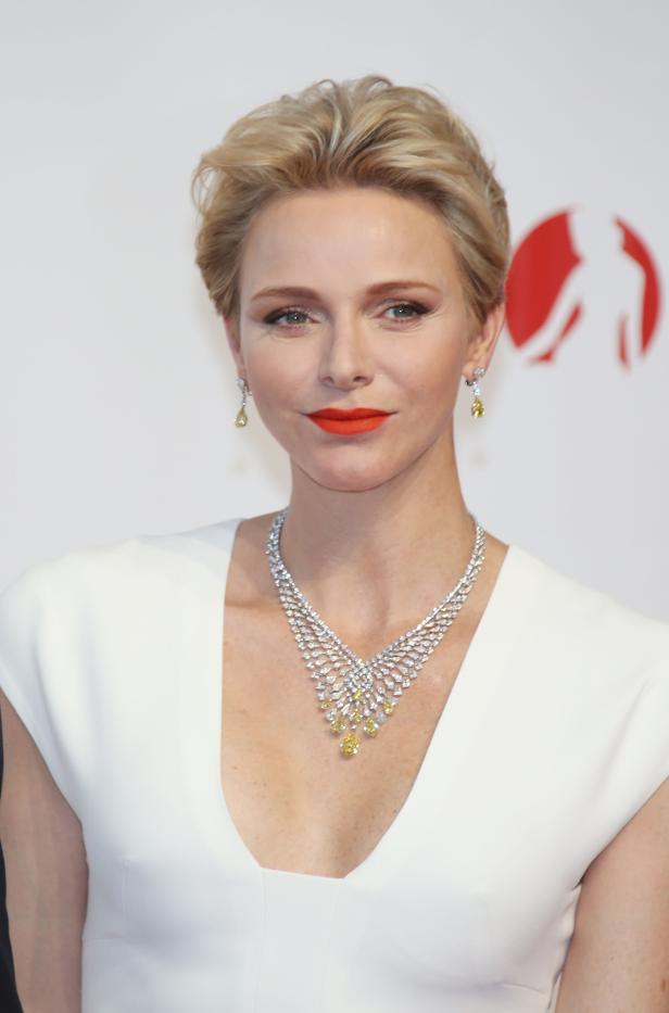 Fürstin Charlène von Monaco trägt ein weißes Kleid und eine auffällige Halskette.