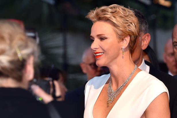 Fürstin Charlène von Monaco mit blonden Haaren und auffälligem Schmuck.