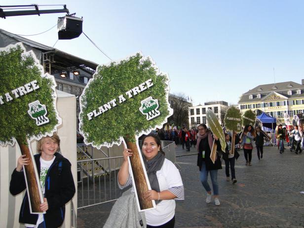 Fotos von der Demo vor demUN-Klimagipfel in Bonn