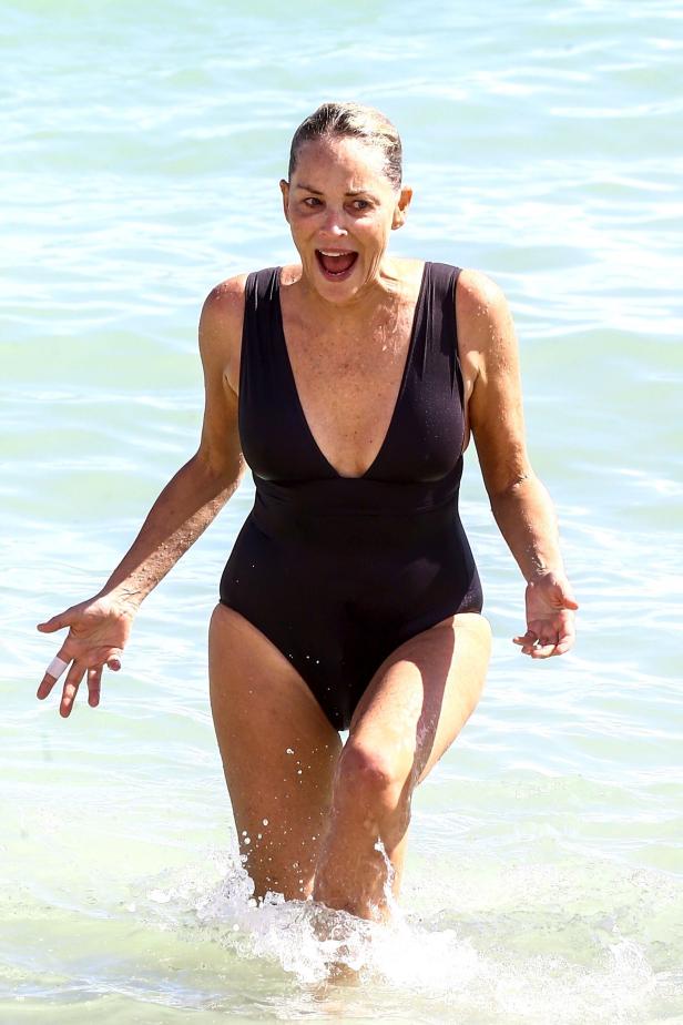 Mit 59: Sharon Stone macht gute Figur im Badenanzug