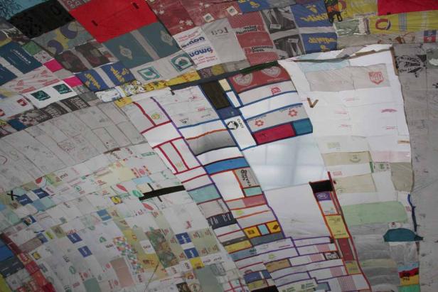 Eine Decke oder Wand, bedeckt mit vielen verschiedenen Einkaufstüten.