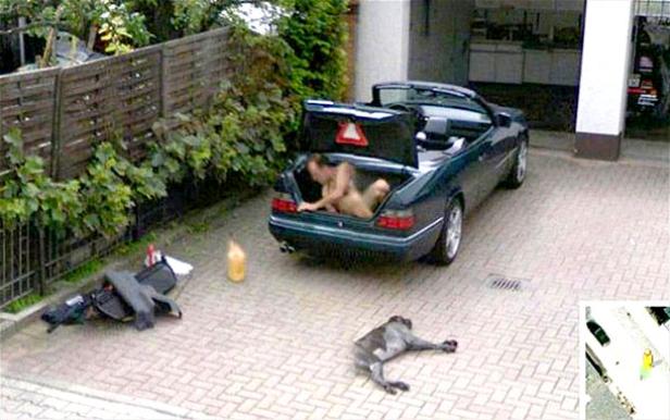 Eine Frau liegt im Kofferraum eines grünen Cabrios.