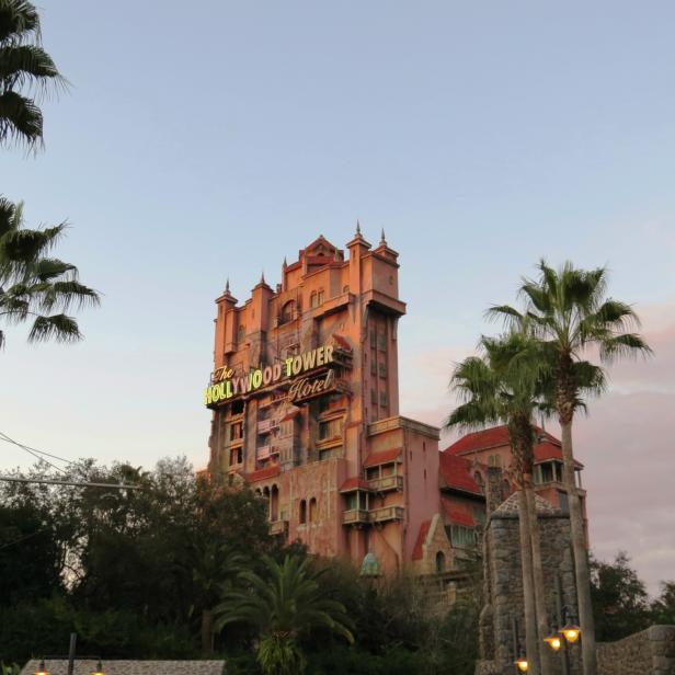 Das Hollywood Tower Hotel in den Disney Studios bei Sonnenuntergang.